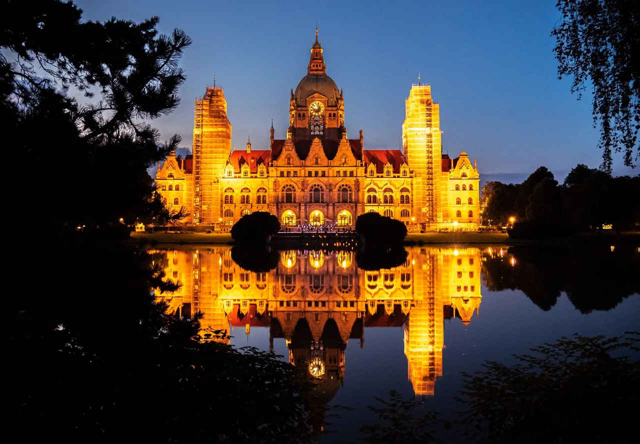 Das beleuchtete Neue Rathaus in Hannover spiegelt sich am Abend im Maschteich
